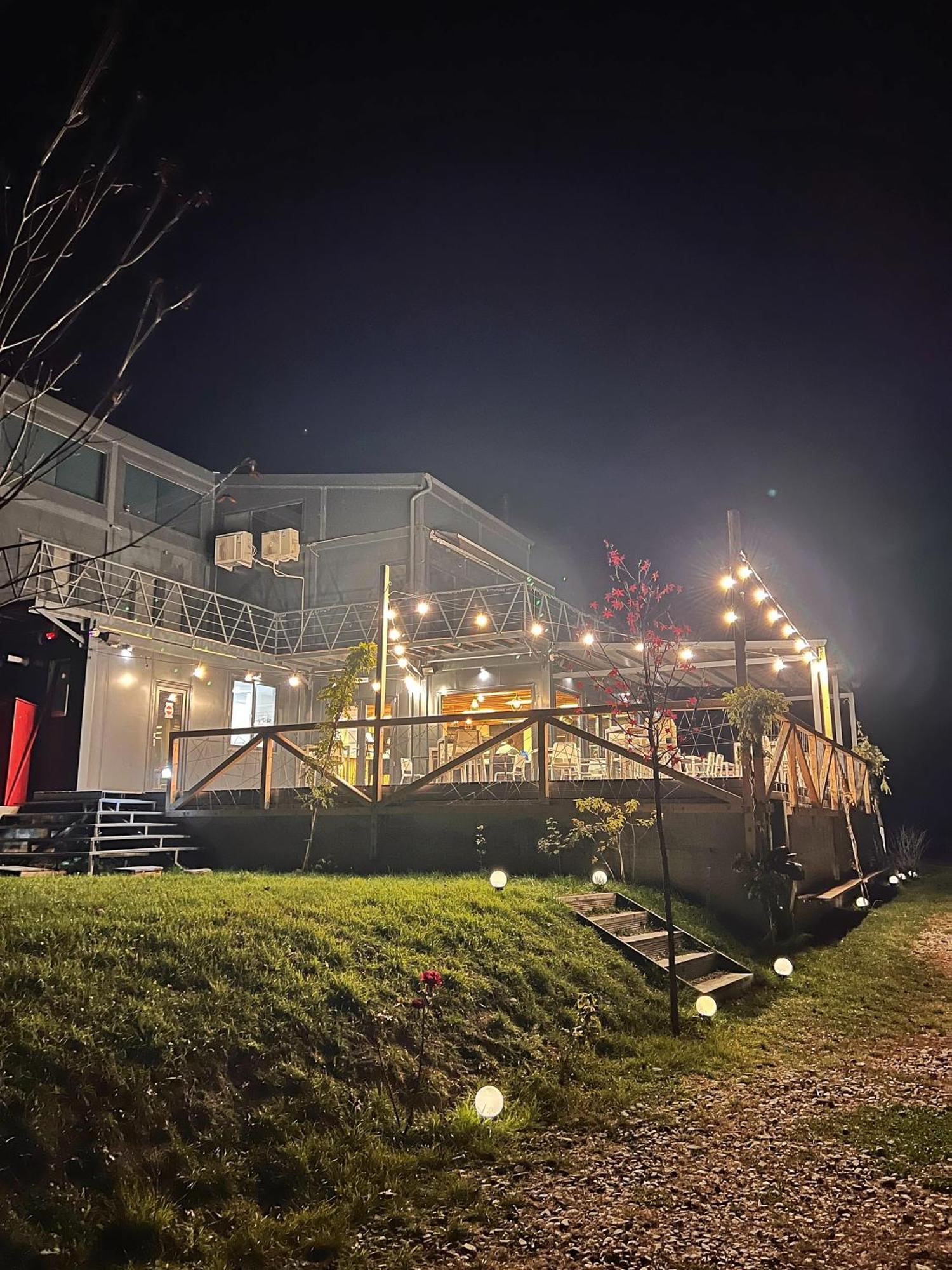 Flandra Glamping Hotel Корбени Екстериор снимка