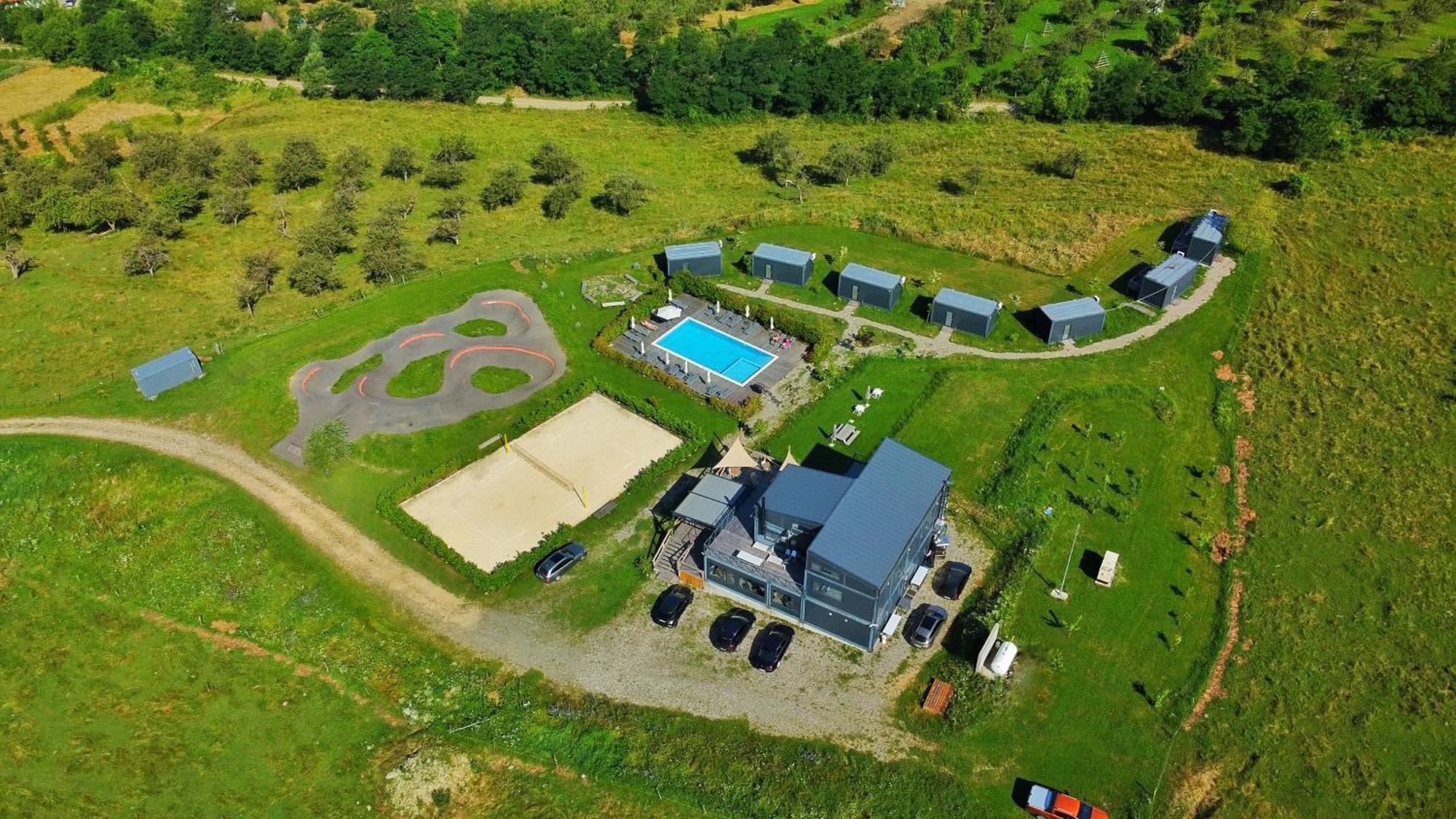 Flandra Glamping Hotel Корбени Екстериор снимка