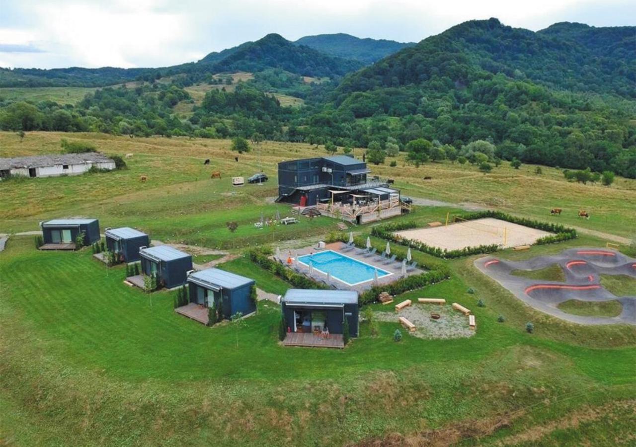Flandra Glamping Hotel Корбени Екстериор снимка